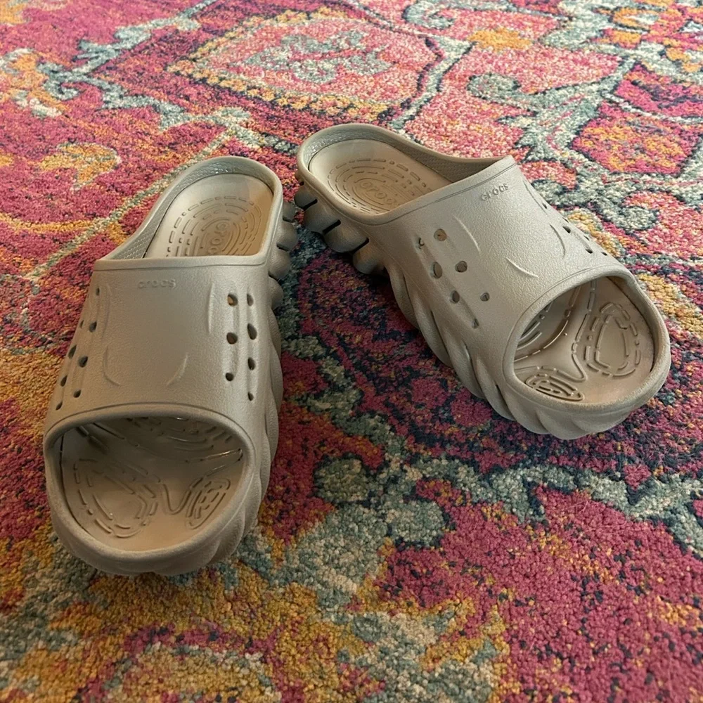 CROCS | Unisex Tan ‘Tumbleweed’ Echo Slide Shoes Mens size 8 Women’s Size 10